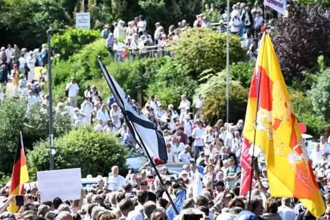 Aufzug der „Weißen“ am Parkplatz Dammstraße Ende Mai vergangenen Jahres. Damals strömten rund 2600 Personen in Richtung Hambache