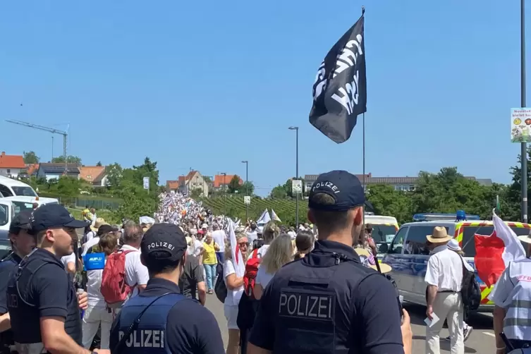 Pfingsten 2023: der Aufzug der „Weißen“ auf dem Weg nach Hambach. 