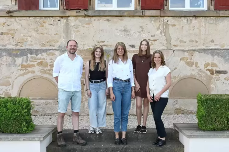 Andreas Schumann erklärte Charlotte Weihl, Eva Brockmann, Lea Baßler und Jessica Himmelsbach (von links) die biodynamische Arbei