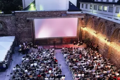 Besuchermagnet: Das Open-Air-Kino in der Erkenbertruine. 