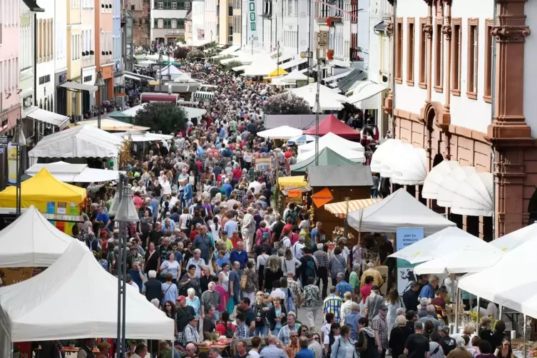 Tausende auf der Maximilianstraße: Besuchermagnet in heutiger Zeit. 