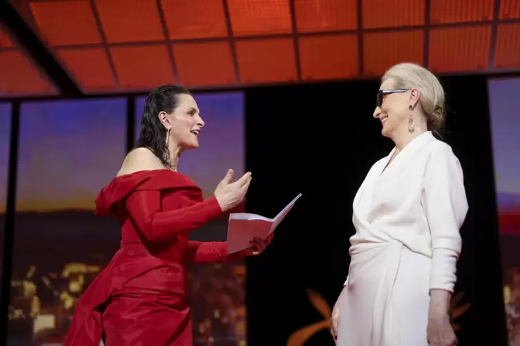  Eine emotionale Rede hält Schauspielerin Juliette Binoche (links) über Meryl Streep, Schauspielerin und Oscarpreisträgerin aus 