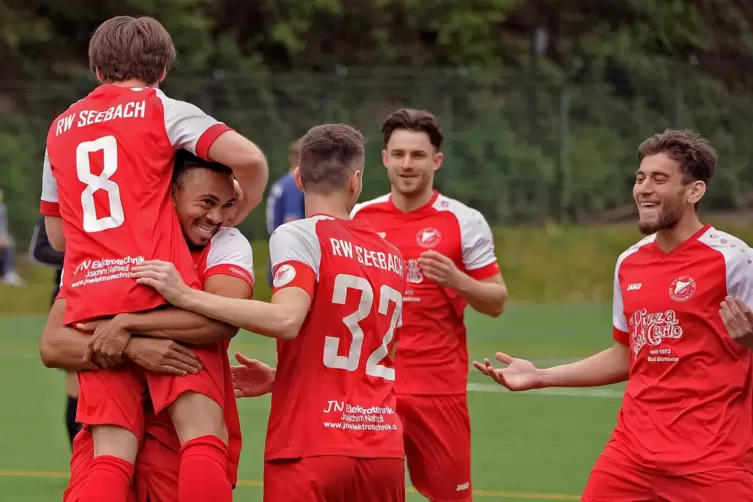 Sie wollen noch zwei Mal über drei Punkte jubeln: Die Spieler von Rot-Weiss Seebach.