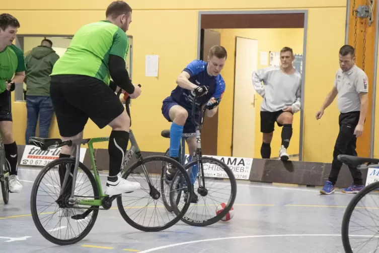 Noah Gehrhardt (rechts) konnte sich mit seinem Partner Peter Sziedat über den ersten Sieg in der Zweiten Liga freuen. 