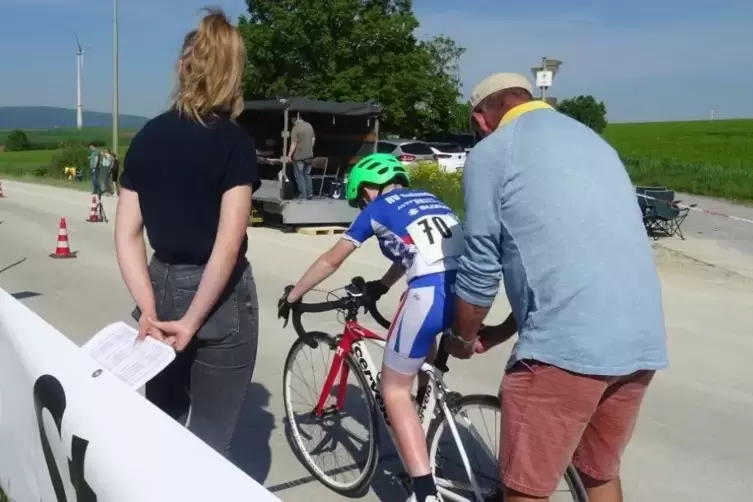 Raphael Ollig beim Start ins Zeitfahren. 