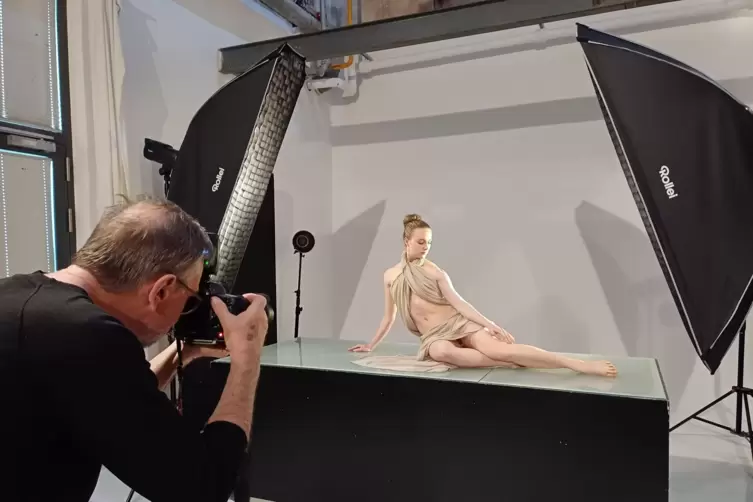 Fotoaufnahme im Studio: Harald Kröher (links) und Emelie Söderström. 