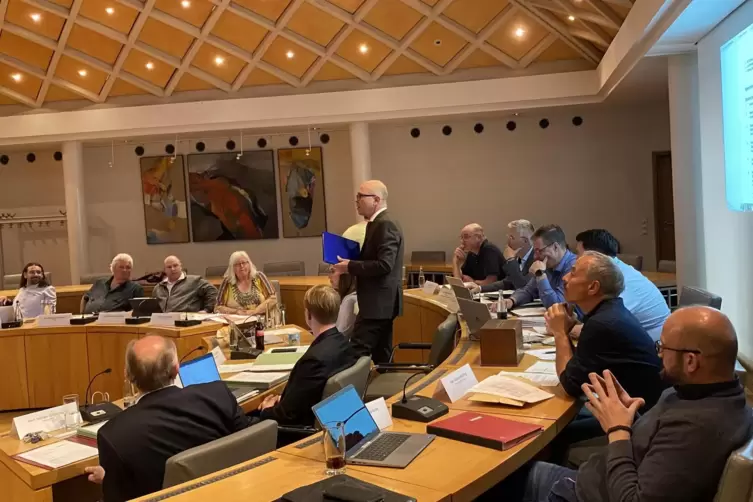 Dominik Geißler hält die Mappe mit den Unterschriften in der Hand. 