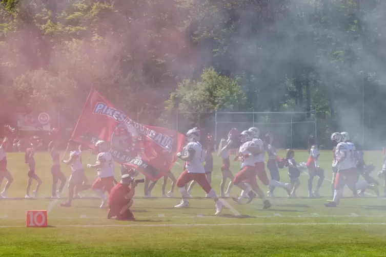 Beim ersten Saisonspiel stocherten die Pikes noch im Nebel, aber die Stimmung passte. 