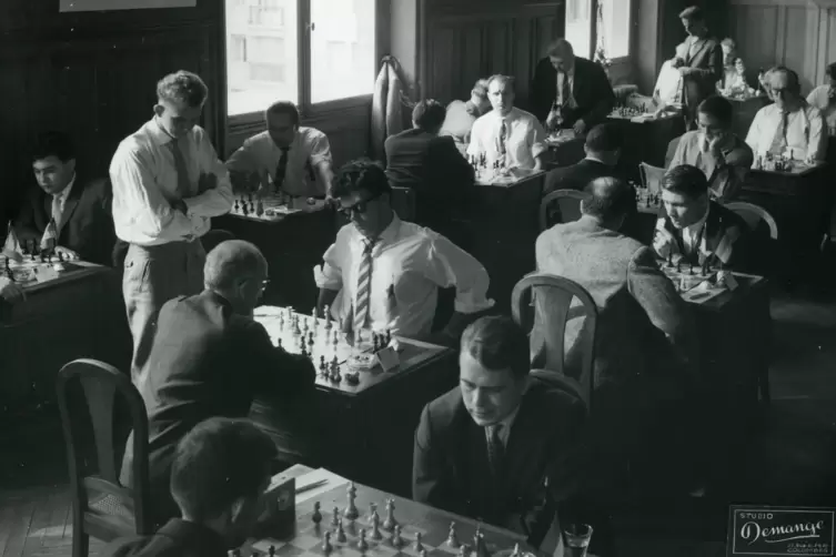 Der erste Vergleichskampf zwischen den drei Schachvereinen wurde 1961 im Rathaussaal in Colombes ausgetragen. 