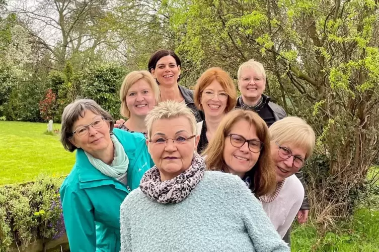 Die Erpolzheimer Landfrauen stellen sich moderner auf. Beim Selfie vorne von links: Barbara Sommer, Margit Kwiatkowski, Martina 