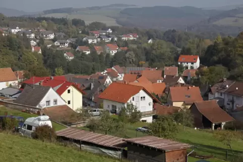 Blick auf Frankelbach: Es gibt nur eine öffentliche Straße, die den Ort mit der B270 verbindet. 