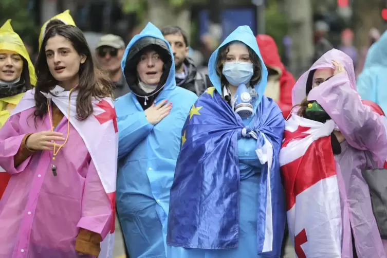 Junge Menschen demonstrieren in Tiflis für eine EU-Anbindung ihres Landes.