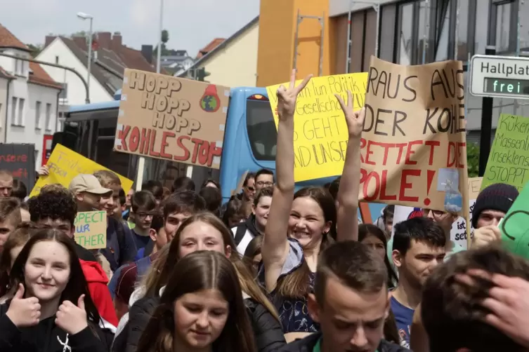 Junge Menschen könnten sich an Demonstrationen beteiligen, um ihr Engagement zu zeigen, lautete ein Vorschlag.