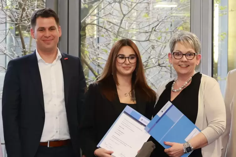 Stolze Speyererinnen: Alisha Taleb (Mitte) und Martina Groeger mit Till Mischler, Hauptgeschäftsführer der Handwerkskammer.