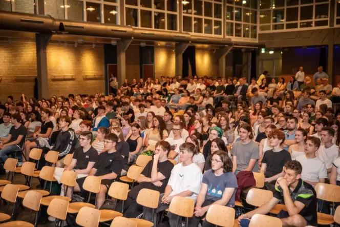 350 Oberstufenschüler des Hofenfels- und Helmholtz-Gymnasiums waren zu der Podiumsdiskussion eingeladen.