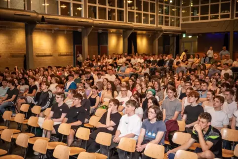 350 Oberstufenschüler des Hofenfels- und Helmholtz-Gymnasiums waren zu der Podiumsdiskussion eingeladen. 