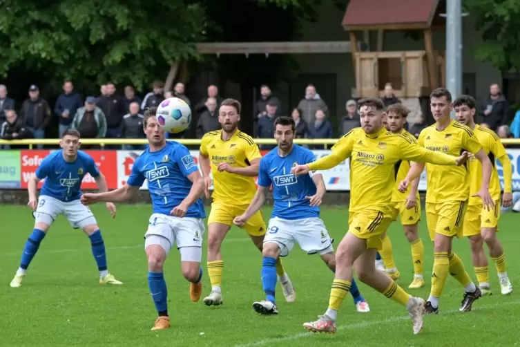 Sensation: FV Dudenhofen (gelb) schlägt Eintracht Trier.