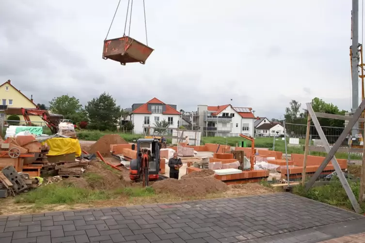 Der Keller steht schon: In Mörzheim Am Schlittweg wird gebaut. 