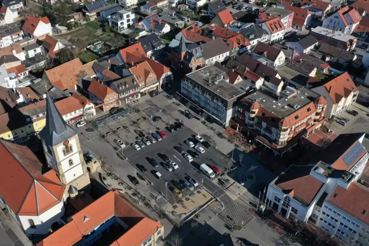 Viel Platz für Autos, aber wenig Aufenthaltsqualiltät: der Haßlocher Rathausplatz. 