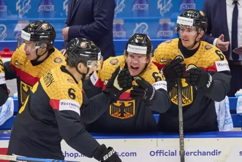 Geballte Entschlossenheit spricht aus dem Gesicht von Parker Tuomie (Mitte), als er Kai Wissmann zu dessen Tor zum 2:0 gratulier