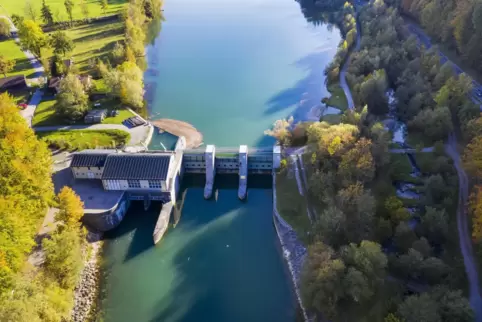 Die TU München hat an den Unterläufen von sieben technisch unterschiedlichen Laufwasserkraftwerken in Bayern insgesamt mehr als 