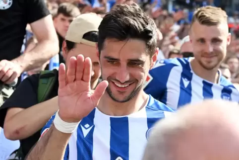 Von Fans umringt und selbst Fan „seines“ KSC: Lars Stindl.