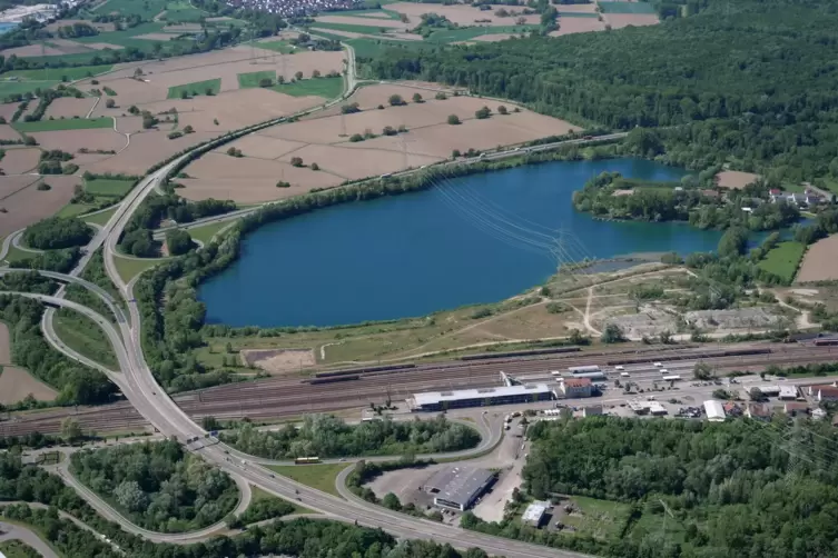 Zum Verkauf steht die Fläche hinter dem Baggersee, begrenzt von der Autobahn und der L540 nach Hagenbach und der Hagenbacher Str