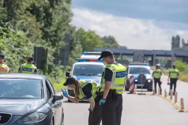 Die Bundespolizei bei einer Grenzkontrolle im Bienwald. 