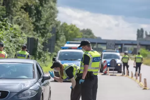 Die Bundespolizei bei einer Grenzkontrolle im Bienwald. 