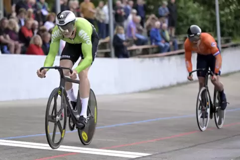 Henric Hackmann (vorn) in Friesenheim im Duell mit dem Niederländer Loris Leneman.