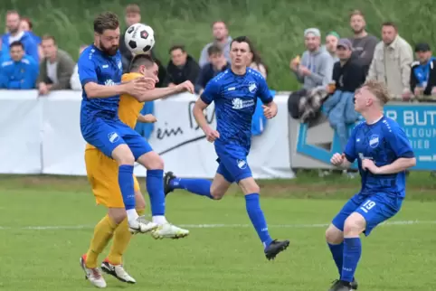 Kopfballduell: Andreas Minch (blau) setzt sich gegen Schifferstadts Marc Hoffmann durch.