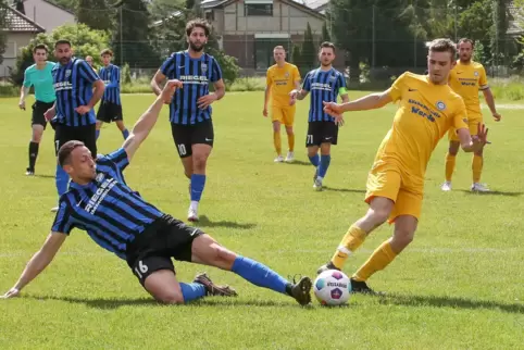 Traf in Gimbsheim doppelt: FSV-Flügelstürmer Pascal Cholewa (rechts), hier im Heimspiel gegen den FC Speyer 09. 