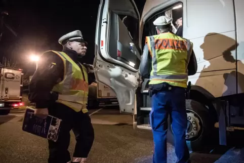 Die Polizei hat ein Auge auf den nächtlichen Lkw-Verkehr bei Annweiler.