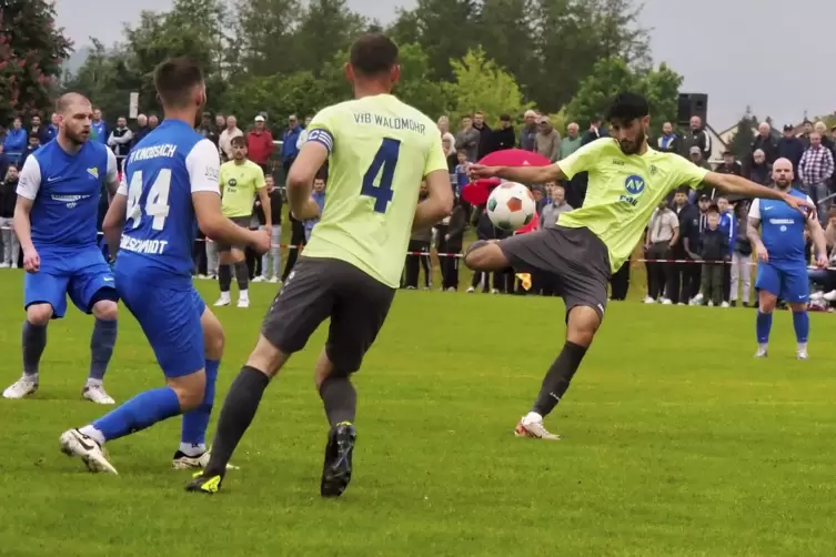 Vor großer Kulisse: In der dritten Minute sah es noch gut aus für die Waldmohrer, als Zeshan Abbas (Zweiter von rechts) zum 1:0 