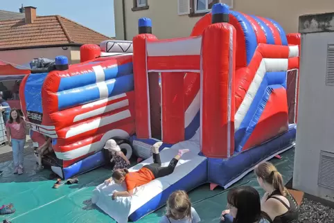 Beim Feuerwehrfest in Dellfeld feierte die Hüpfburg am 1. Mai 2024 Premiere. 