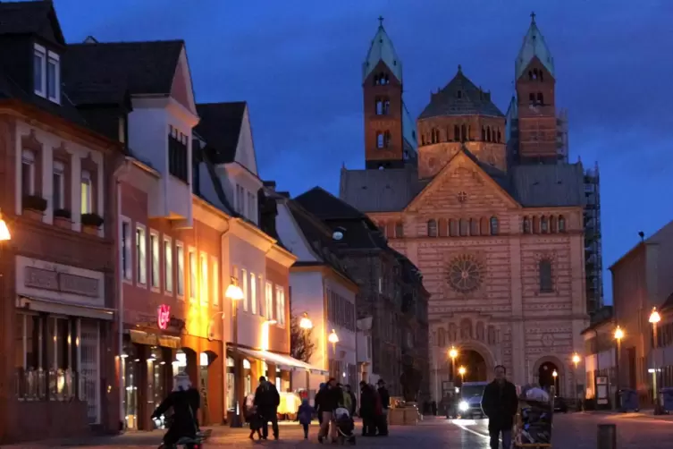 Tatort: abendliche Maximilianstraße. 