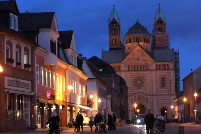 Tatort: abendliche Maximilianstraße.