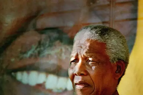 Bereits Südafrikas ehemaliger Präsident Nelson Mandela hatte die Reform in den 90er Jahren versprochen. 