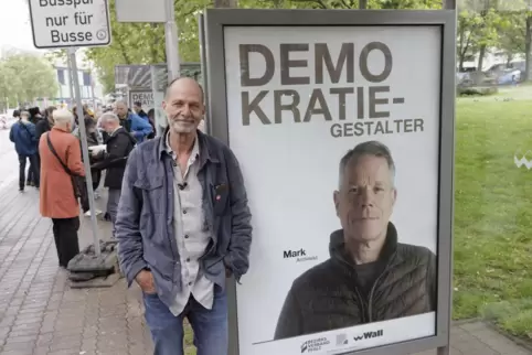 Fotograf Thomas Brenner will mit der Plakataktion Rechtsextremismus entgegenwirken und dazu motivieren, wählen zu gehen. 