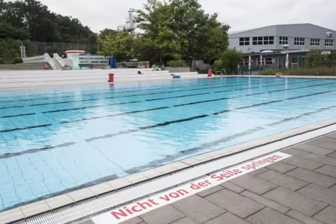 Ab Samstag können Freibadgänger im Warmfreibad wieder ihre Bahnen ziehen. Die Tageskarten werden teurer. 