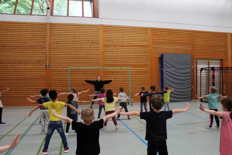  Tanztrainerin Melisa Kulin macht es vor, die 20 Grundschulkinder wiederholen ihre Schritte. Heute sollen die Kobinationen stehe