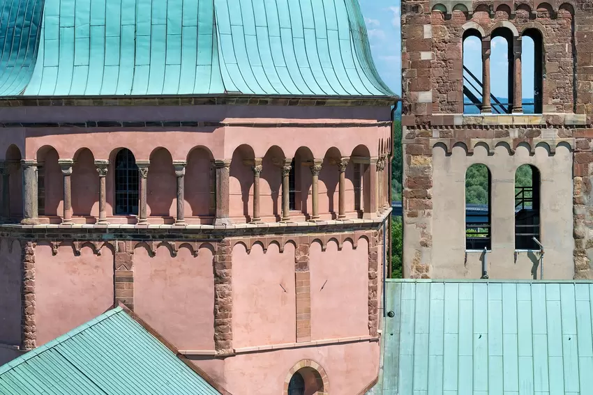 Der Vierungsturm (links) wurde gerade restauriert, der Südostturm (rechts) kommt als nächstes an die Reihe.