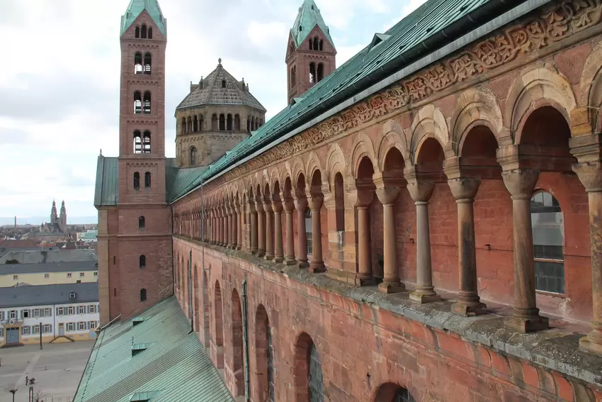 An der Entwässerung des Doms muss kontinuierlich gearbeitet werden. Hier ein Blick auf die Zwerggalerie.