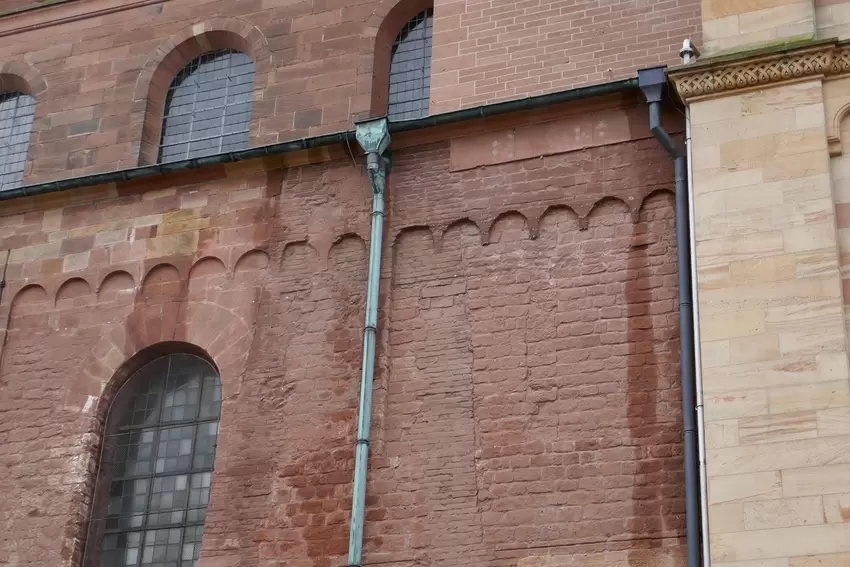 Hinweis auf ein Problem an den Regenrinnen und Fallrohren: nasse Stelle an der Wand des nördlichen Seitenschiffs der Kathedrale.