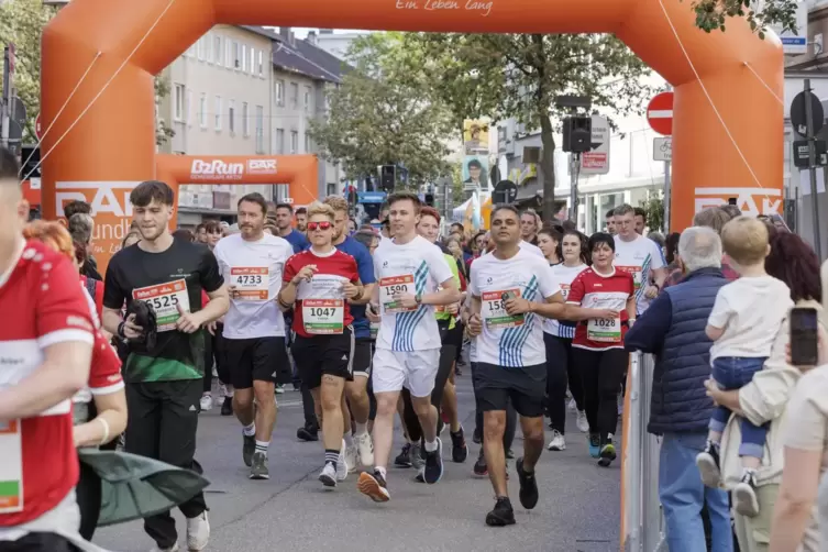 Und los geht’s! Über 7000 Läufer stürzen sich am Donnerstagabend auf die Strecke.