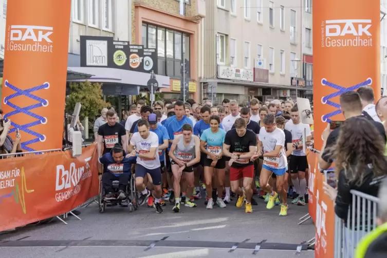 Um Punkt 18 Uhr wurden die ersten Läuferinnen und Läufer auf die Strecke geschickt.