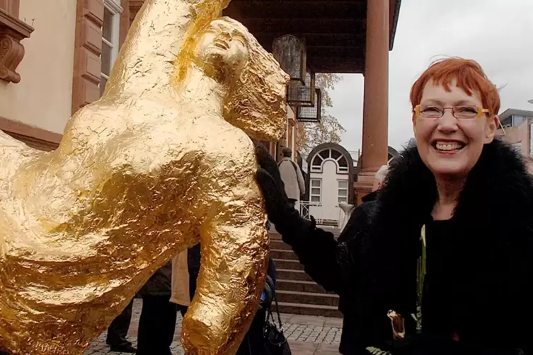 Christiane Maether mit ihrer „Vorbotin“ am Neustadter Saalbau.