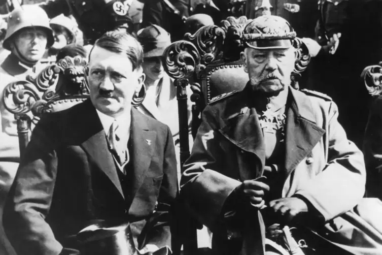 Noch immer Durlacher Ehrenbürger? Adolf Hitler und Paul von Hindenburg (von links).