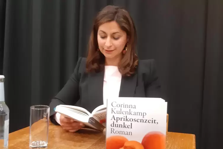 Heimspiel: Autorin Corinna Kulenkamp in der Stadtbücherei Bad Dürkheim.