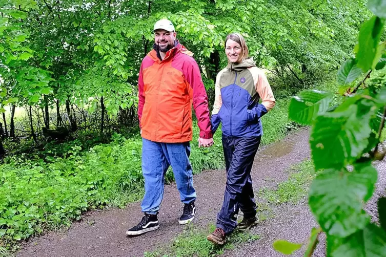 Anne und Patrick Zäuner in der Natur: Sie bieten mit ihrer Firma „Natürlich Waldbaden“ etwas andere Wanderungen an. 